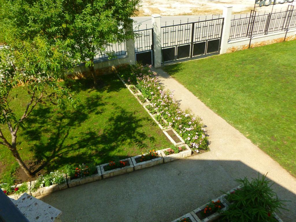 Aparthotel Prostor Kavarna Buitenkant foto