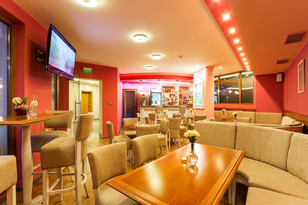 Aparthotel Prostor Kavarna Buitenkant foto